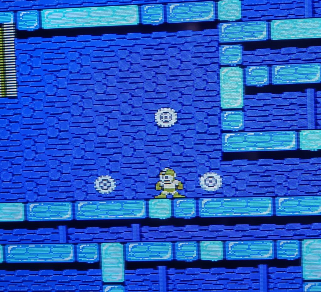置きメタルブレードが成功してロックマンの周囲を3つのメタルブレードが囲んでいる